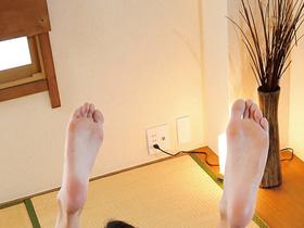 夫からの生活費が少なくお金欲しさにセンズリ鑑賞の裏バイトをしてみたら雰囲気に流されAVデビューしてしまった美人妻　三池小春　サンプル画像17